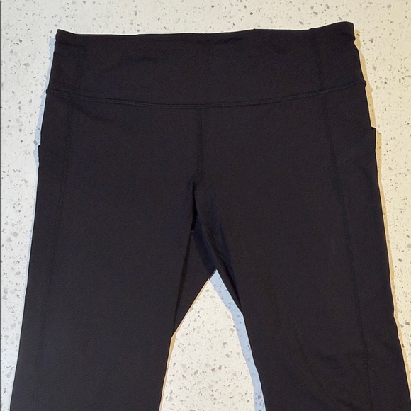 Black lululemon leggings with mesh detail and pockets size 8 - Picture 2 of 8